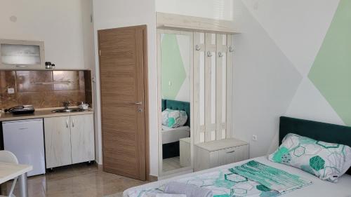 mały pokój z łóżkiem i kuchnią w obiekcie Villa Stedar w Ochrydzie