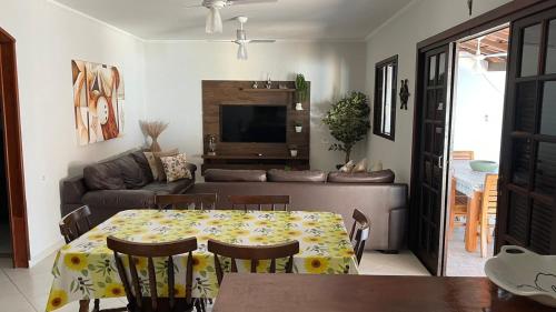 咎凱的住宿－Casa de Temporada Juquehy，客厅配有桌子和沙发