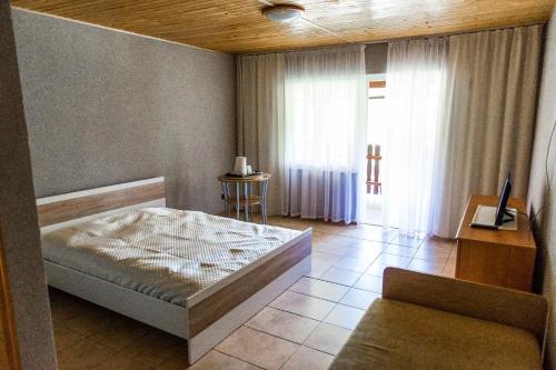 オクニンカにあるWilla Magdaのベッドルーム1室(ベッド1台、ソファ、窓付)