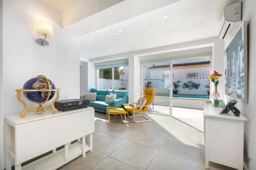 Spanish style, elegant 3 bedroom villa - 5 minutes from the beach!