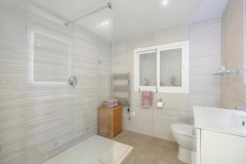 Spanish style, elegant 3 bedroom villa - 5 minutes from the beach!