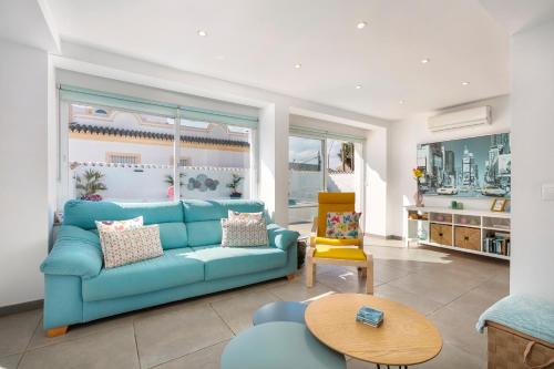 Spanish style, elegant 3 bedroom villa - 5 minutes from the beach!