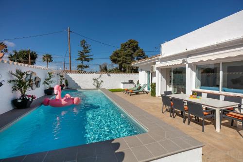 Spanish style, elegant 3 bedroom villa - 5 minutes from the beach!