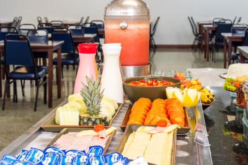 un buffet de comida con queso y verduras en una mesa en Praia a Vista Salvador Hotel, en Salvador