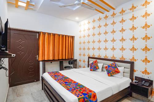 ein Schlafzimmer mit einem großen Bett in einem Zimmer in der Unterkunft FabExpress Shree Karuna in Transport Nagar
