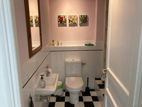 オーブテール・シュル・ドロンヌにあるLe Loftのバスルーム(トイレ、洗面台付)
