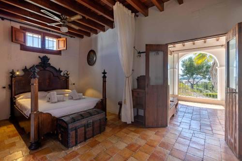 1 dormitorio con cama y ventana grande en Villa Puig Blanc, en Montecristo