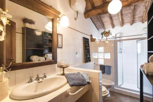 ein Badezimmer mit einem Waschbecken, einer Badewanne und einem WC in der Unterkunft Muralto - 5 Bedroom Villa with Panoramic Pool in Penna in Teverina
