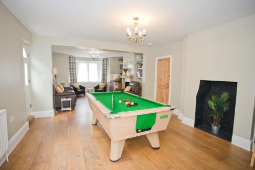 Bàn bi-da tại Luxury Home - Hot Tub - Pool Table - Gym - Sauna - Cinema Room - Free Parking - Close to Beach