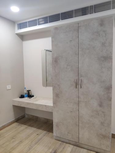 uma casa de banho com um grande armário cinzento num quarto em HOTEL TRP BLISS em Nizāmābād
