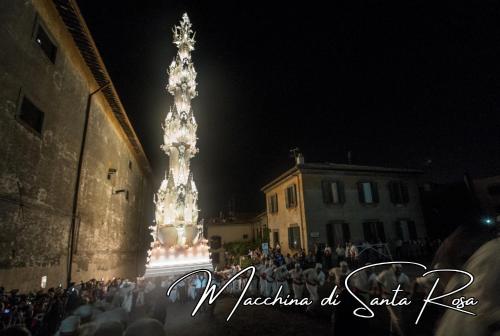 a crowd of people standing in front of a building at Viterbo Holiday House in Viterbo