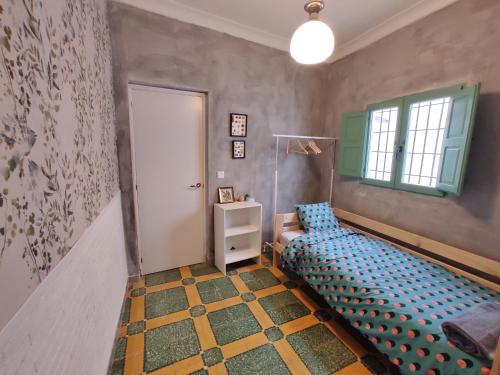克莉絲蒂娜島的住宿－Casa Dos Mareas，一间卧室设有蓝色的床和窗户。