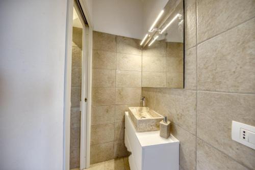 bagno con lavandino e specchio di Stella Marina- Luxury Sea View in Porto Cervo! a Porto Cervo