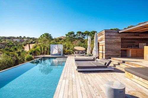 - une piscine avec des chaises longues dans l'établissement VILLA ISULA BELLA, à Porto-Vecchio