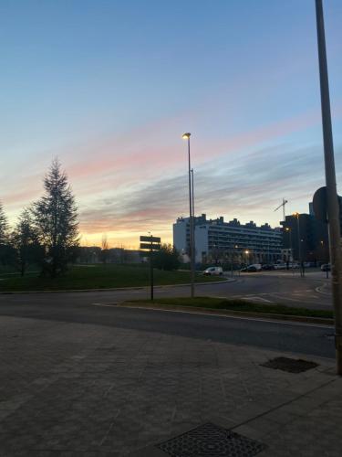 una calle vacía con una puesta de sol en una ciudad en Habitación cómoda a 10 minutos del centro en Pamplona