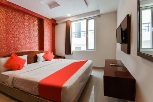 Habitación de hotel con cama y TV en Flagship Hotel Grand Decor, en Jaipur