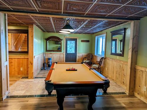 a pool table in the middle of a room at Alwar House: A mountain paradise in Piney Creek