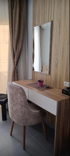 Un tocador con una silla y un espejo. en Scandic 1, en Hurghada