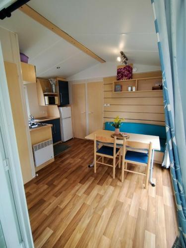a kitchen and dining room with a table and chairs at Mobilhome in Boofzheim