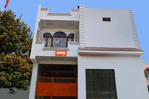 um edifício branco com um sinal de sim em Sunshine Residency em Rāmnagar