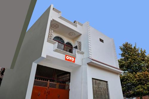 um edifício branco com um novo sinal em Sunshine Residency em Rāmnagar