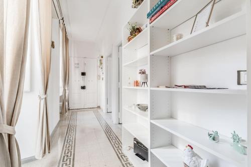 Zimmer mit weißen Regalen und Flur in der Unterkunft Trastevere’s Flower 