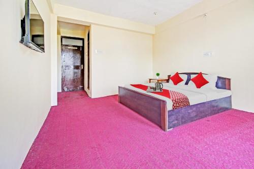 Postel nebo postele na pokoji v ubytování Hotel O Hunter's & Cafe