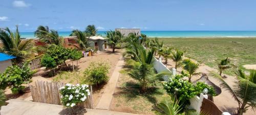 Guesthouse Bambou Beach في Grand-Popo: اطلالة جوية على الشاطئ والمحيط