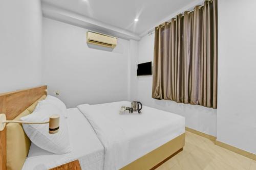 een kamer met een bed en een raam bij OYO Townhouse 801 The Circle in Jaipur