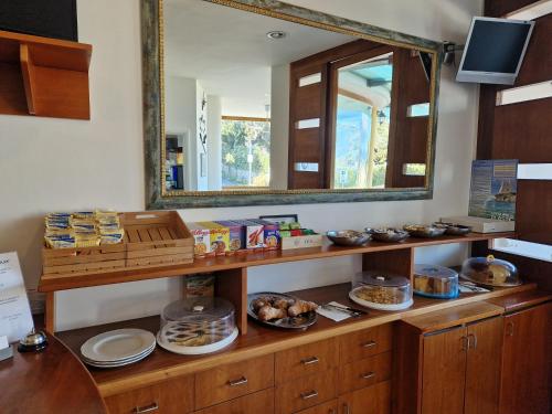 a counter with a mirror and some food on it at La Conchiglia in Sperlonga