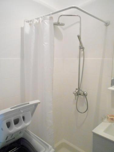 une douche avec un rideau de douche dans une salle de bain dans l'établissement 