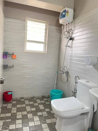 bagno con servizi igienici, lavandino e finestra di The Pitch Roof a Kohīma