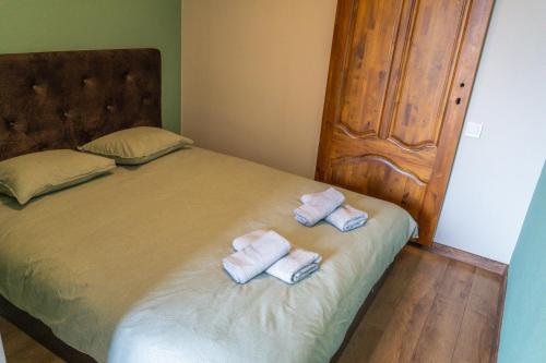 Una cama con dos toallas encima. en Warm & Cozy Apartment with balcony in Valmiera, en Valmiera