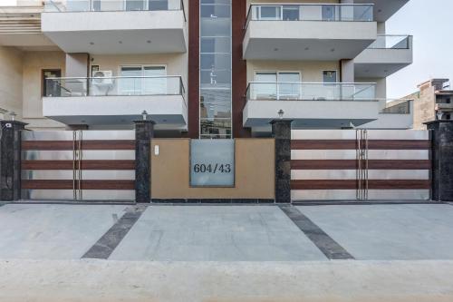 un edificio con un cancello con un cartello che dice: di Collection O The Doors Near Appu Ghar a Gurgaon