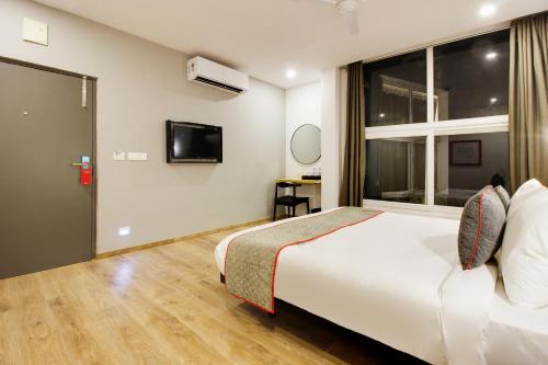 um quarto de hotel com uma cama e uma janela em Townhouse Rcc Prime em Kukatpalli