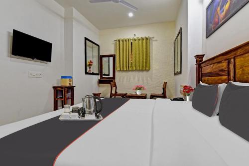 una camera da letto con un grande letto con tavolo e sedie di Collection O Garh Kesharia Residency a Jodhpur