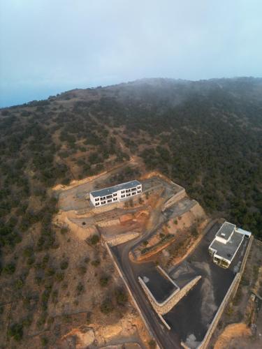 an aerial view of a building on a hill at منتجع جبل رثباء Rathba Mountain Resort in Suda