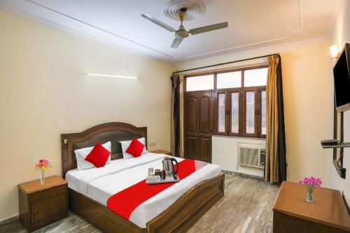 1 dormitorio con cama y ventana grande en Flagship Av Homes Near Aravali Biodiversity Park, en Gurgaon