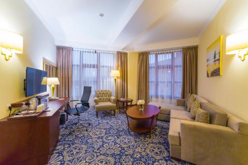 Ruang duduk di Ramada by Wyndham Almaty