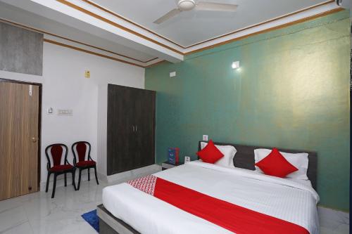 Postel nebo postele na pokoji v ubytování Hotel O Aradhya Residency
