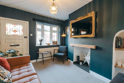 ein Wohnzimmer mit einem Sofa und einem Spiegel in der Unterkunft The Maltings in Shrewsbury