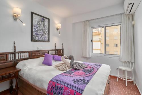 Un dormitorio con una cama grande y una ventana en Apartment in Algarrobo Costa en Algarrobo-Costa