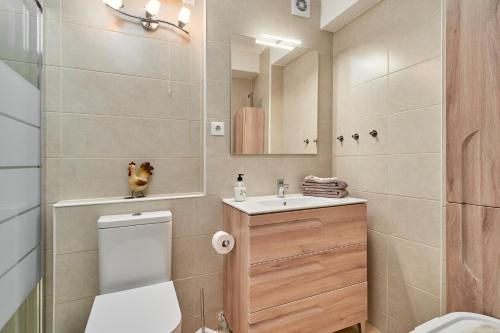 y baño con aseo, lavabo y espejo. en Apartment in Algarrobo Costa en Algarrobo-Costa
