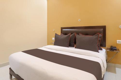 Ένα ή περισσότερα κρεβάτια σε δωμάτιο στο M V Inn Near Chaudhary Charan Singh International Airport