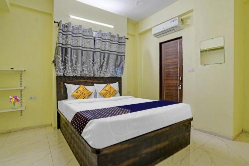 een slaapkamer met een groot bed in een kamer bij OYO Flagship Trinity Inn in Korādih