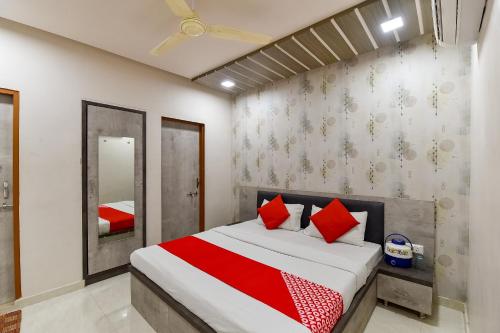 A bed or beds in a room at Super OYO Jagmohan Hotel