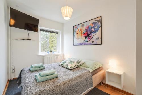 1 dormitorio con 1 cama con 2 almohadas en Cosy apt. in Copenhagen near Airport- metro-beach., en Copenhague