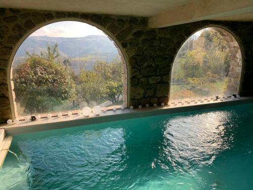 Grande bastide vue magnifique. Piscine intérieure.