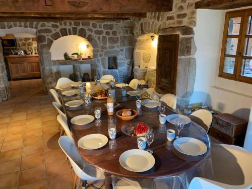 une grande salle à manger avec une table et des chaises dans l'établissement Grande bastide vue magnifique. Piscine intérieure., à Saint-Sauveur-de-Montagut
