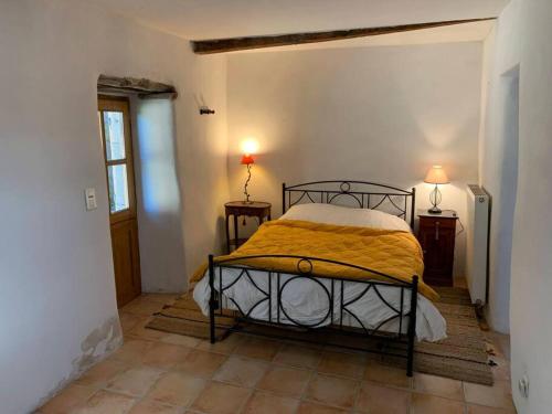 - une chambre avec un lit dans une chambre avec deux lampes dans l'établissement Grande bastide vue magnifique. Piscine intérieure., à Saint-Sauveur-de-Montagut